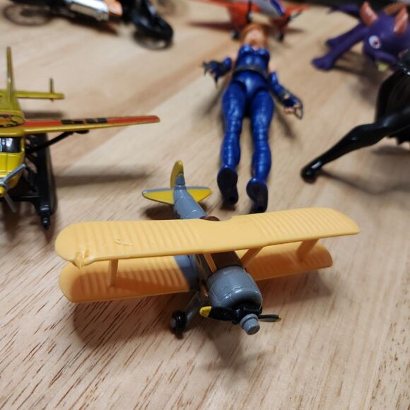 Mixed Toy Lot – Small Figurines, Planes & Bikes - Picture 6 of 9